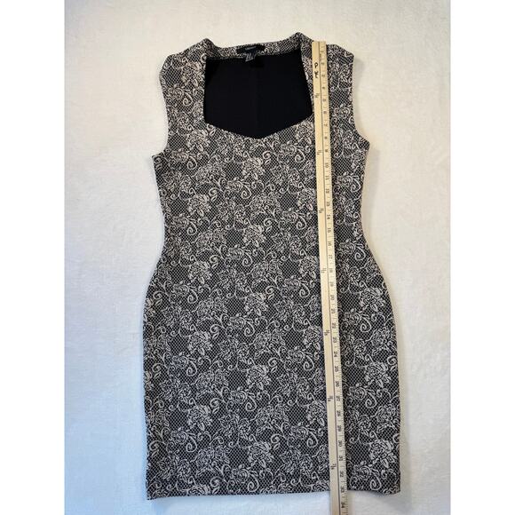 Forever 21 Black and White Body Con Dress Rose Print Sweatheart Neckline M - Picture 8 of 12